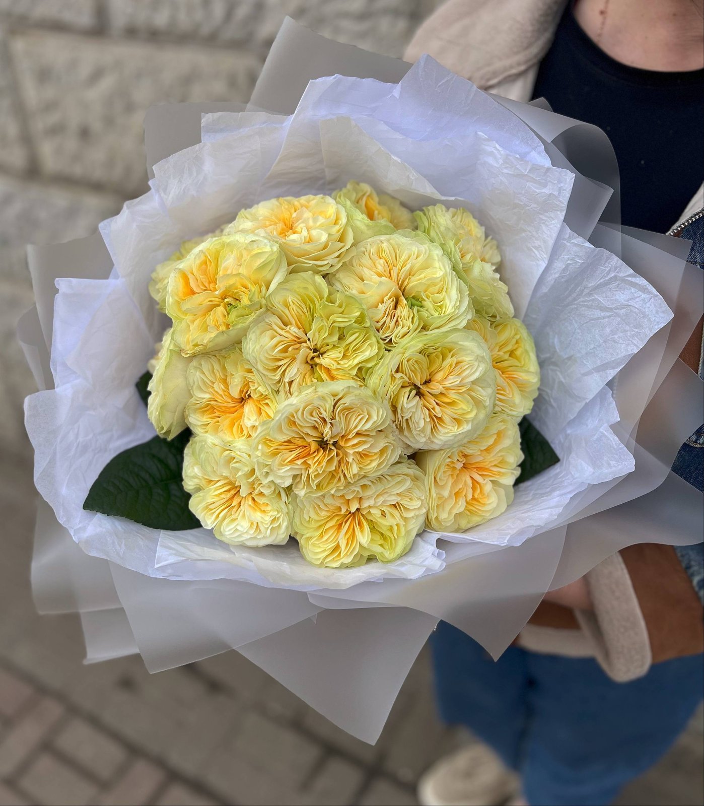 15 белых пионовидных роз